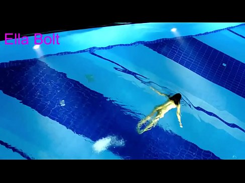 ❤️ Ich kann nicht aufhören zuzusehen, junge Blondine beim Nacktschwimmen im Pool des ELLA BOLT Resorts erwischt ️❌ Sex video bei uns ❌️