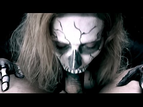 ❤️ Dämonenmädchen lutscht Schwanz mit ihrem schwarzen Mund und schluckt Sperma. ️❌ Sex video bei uns ❌️
