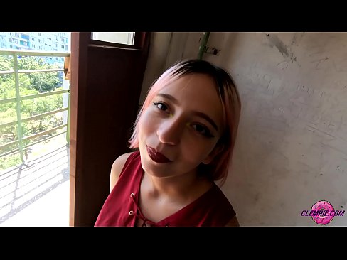 ❤️ Studentin saugt einen Fremden im Outback - Sperma auf seinem Gesicht ️❌ Sex video bei uns ❌️