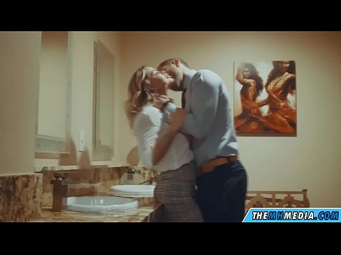 ❤️ Wenn eine vollbusige Blondine dich in einer öffentlichen Toilette verführt ️❌ Sex video bei uns ❌️
